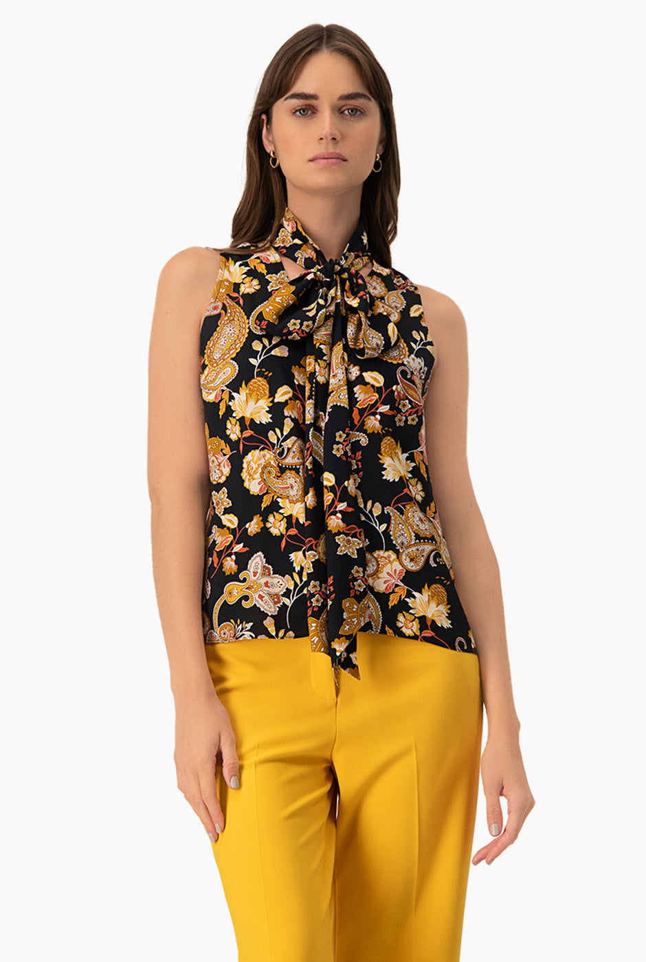 Blusa con cintas en cuello