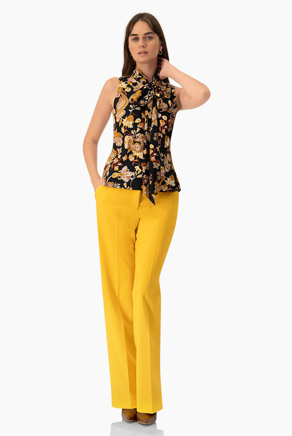 Blusa con cintas en cuello