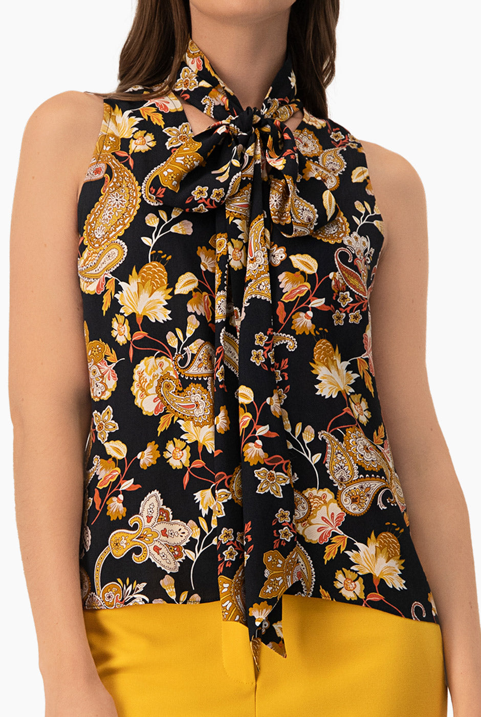 Blusa con cintas en cuello